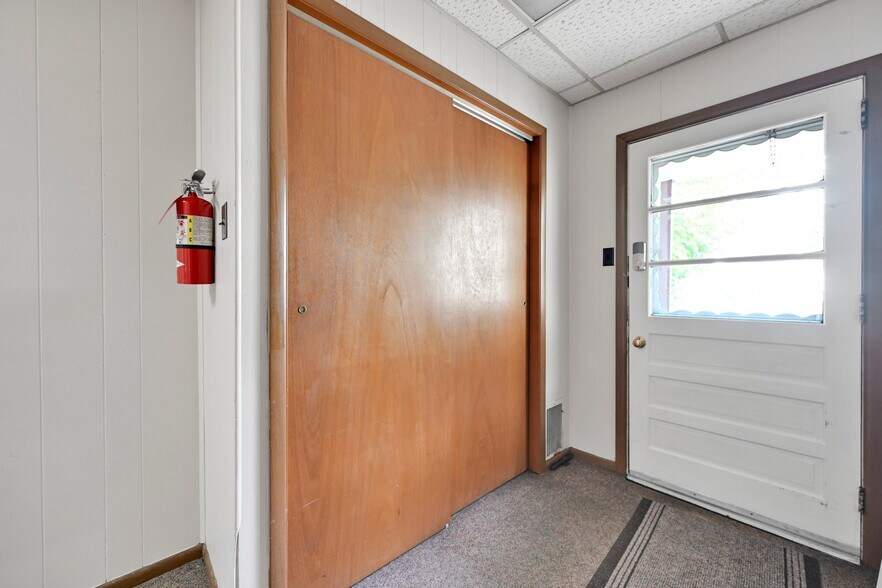 More Photos Of 26 N Railroad St, Palmyra Office For Sale