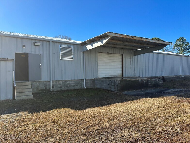More Photos Of 658 Southern Ave, Fayetteville Warehouse For Lease