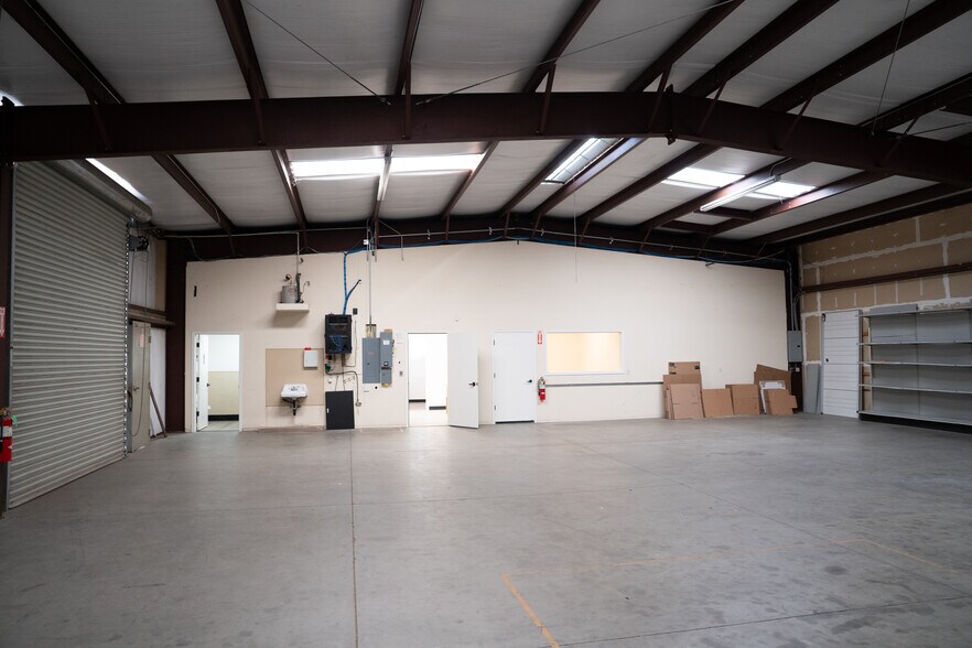 More Photos Of 1568 N Woodrow Ave, Fresno Warehouse For Lease