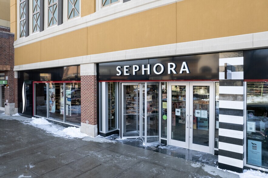 More Photos Of 5101 Fashion Dr, Nanuet Unknown For Lease