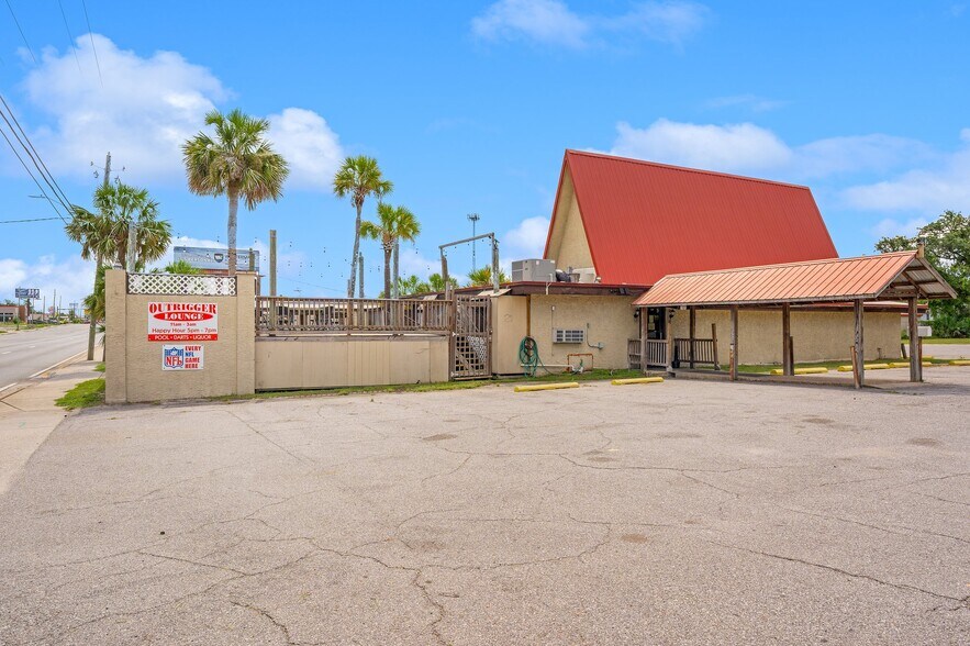 More Photos Of 1623 W 15th St, Panama City Bar For Sale