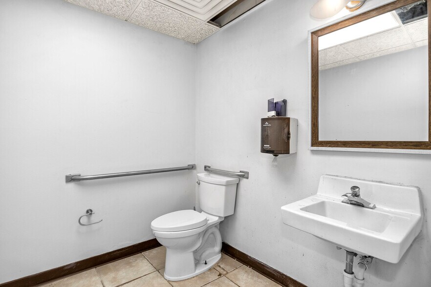 More Photos Of 24724 Lahser Rd, Southfield Office For Sale