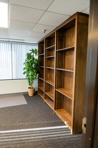 More Photos Of 407 N Cedar Ridge Dr, Duncanville Office Residential For Lease