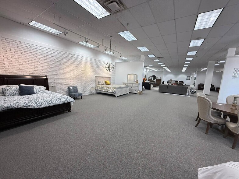 More Photos Of 1000 S Main St, Roswell Freestanding For Sale