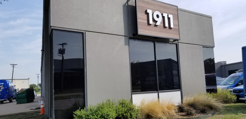 More Photos Of 1911 Old Denton Rd, Carrollton Light Manufacturing For Lease