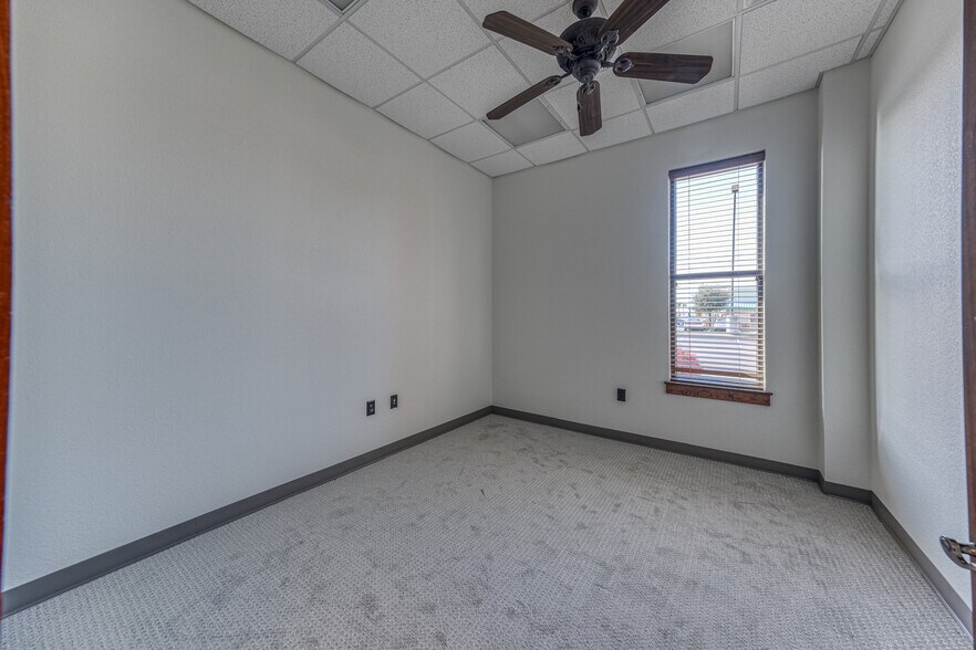 More Photos Of 1916 Martin Dr, Weatherford Office For Lease
