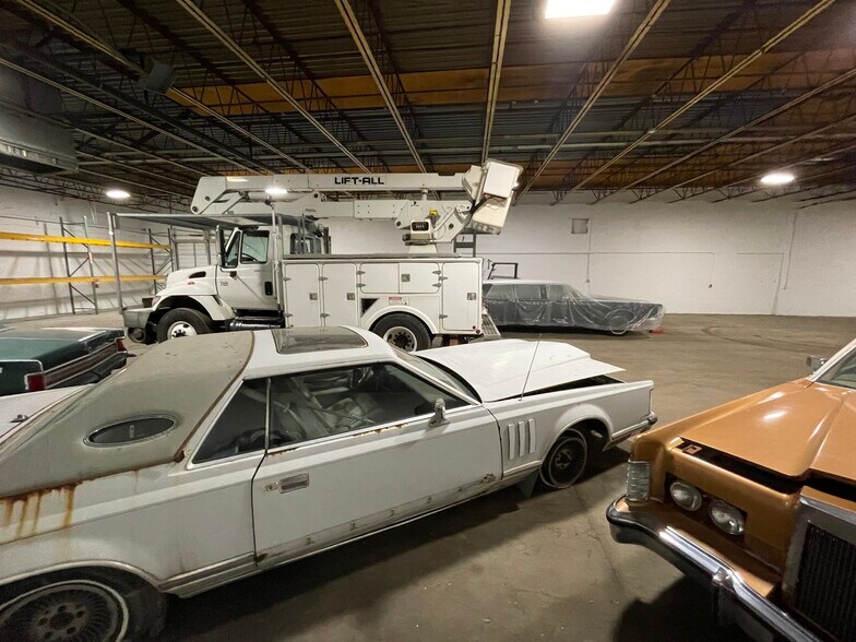 More Photos Of 6704 Pingree Rd, Crystal Lake Manufacturing For Lease