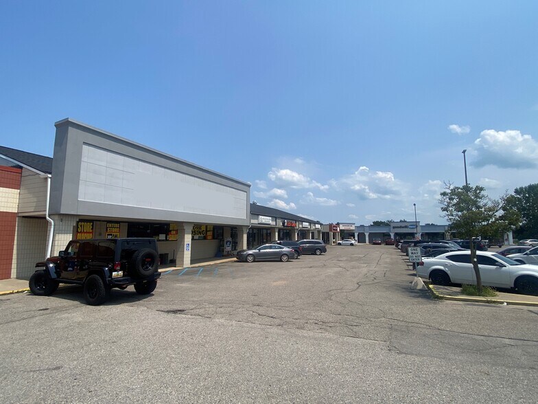 More Photos Of 1151-1181 W Randall St, Coopersville General Retail For Lease