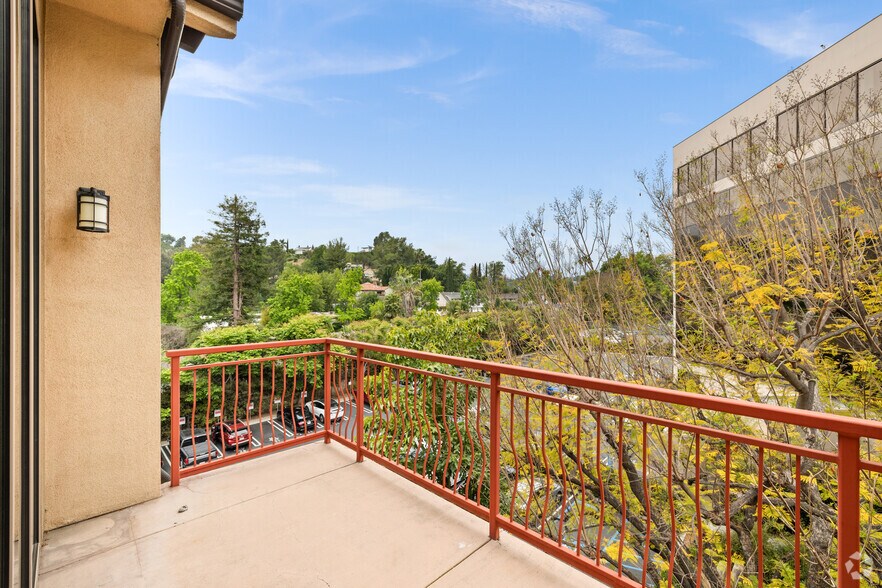 More Photos Of 16110 Ventura Blvd, Encino Apartments For Lease