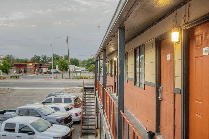 More Photos Of 801 W Broadway Ave, Bloomfield Hotel For Sale