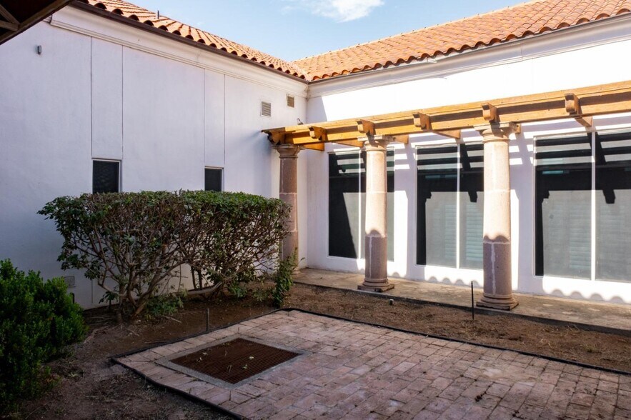 More Photos Of 8607 McPherson Rd, Laredo Office For Lease