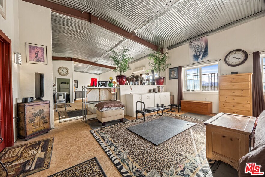More Photos Of 9025 Camp Rock Rd, Lucerne Valley Veterinarian Kennel For Sale
