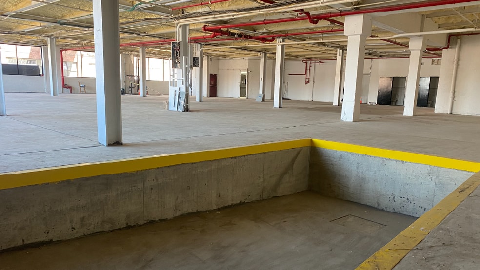 More Photos Of 236 Greenpoint Ave, Brooklyn Warehouse For Lease