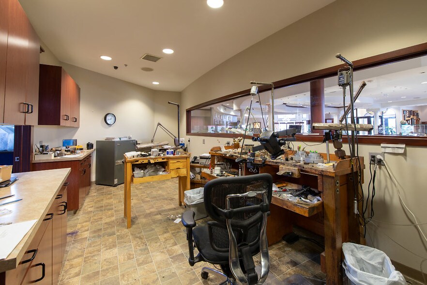 More Photos Of 700 E Main St, Anoka Freestanding For Lease