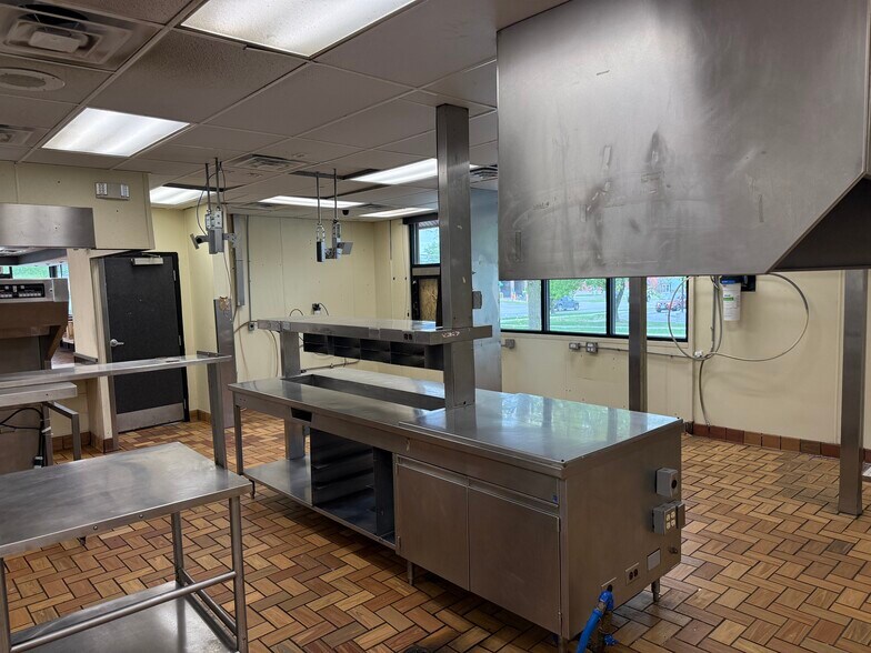 More Photos Of 7606 N 30th St, Omaha Fast Food For Sale