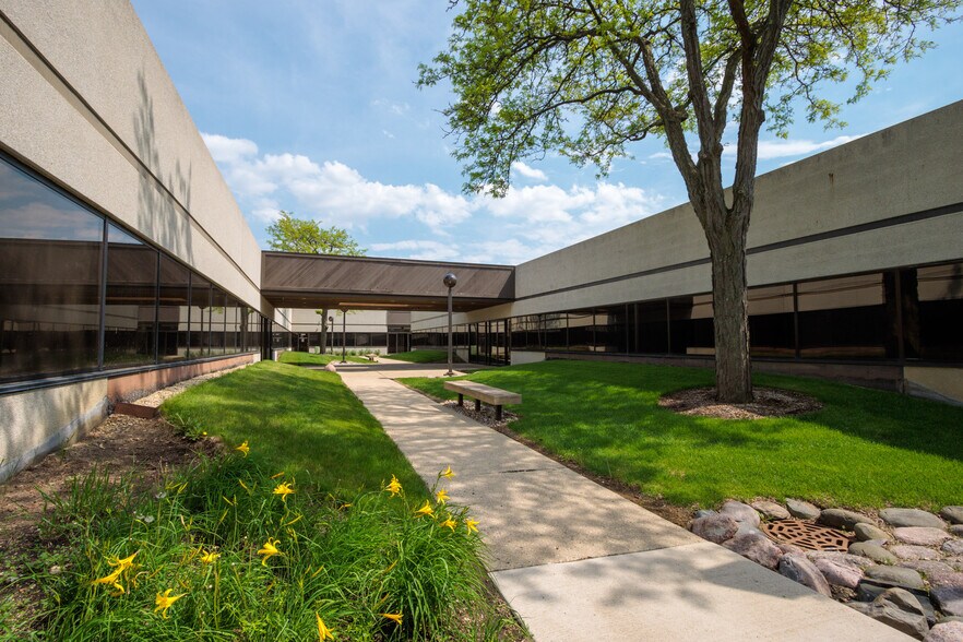 More Photos Of 2500 W Higgins Rd, Hoffman Estates Unknown For Lease