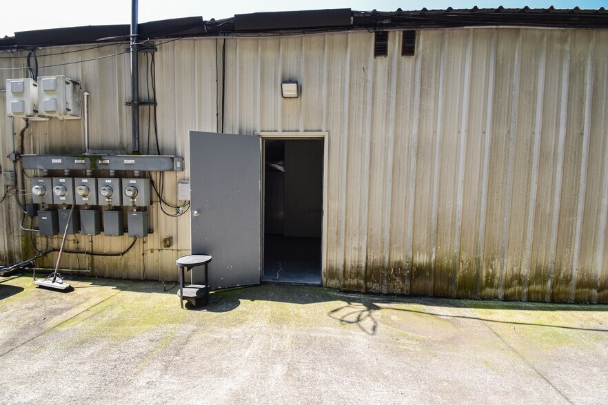 More Photos Of 4550 Station Cir, Northport Freestanding For Lease