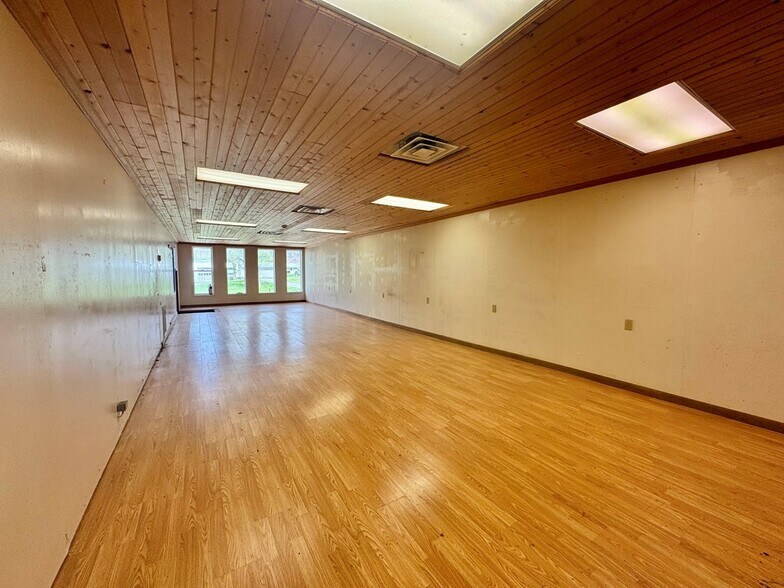 More Photos Of 868 State Route 3 and 12, Hinton Flex For Sale