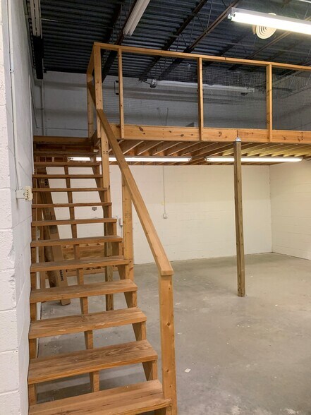 More Photos Of 1003-1047 W 7th St, Auburn Unknown For Lease