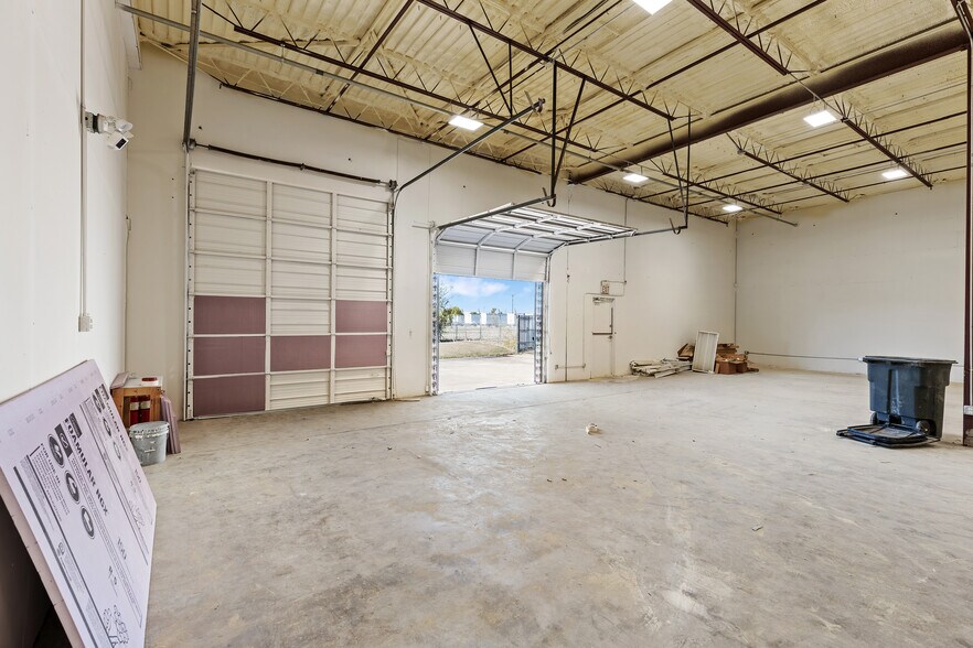 More Photos Of 10823 Sanden Dr, Dallas Flex For Lease