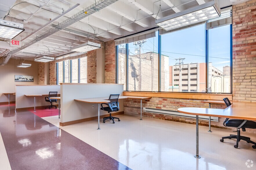 More Photos Of 118 S Adams St, Green Bay Coworking Space
