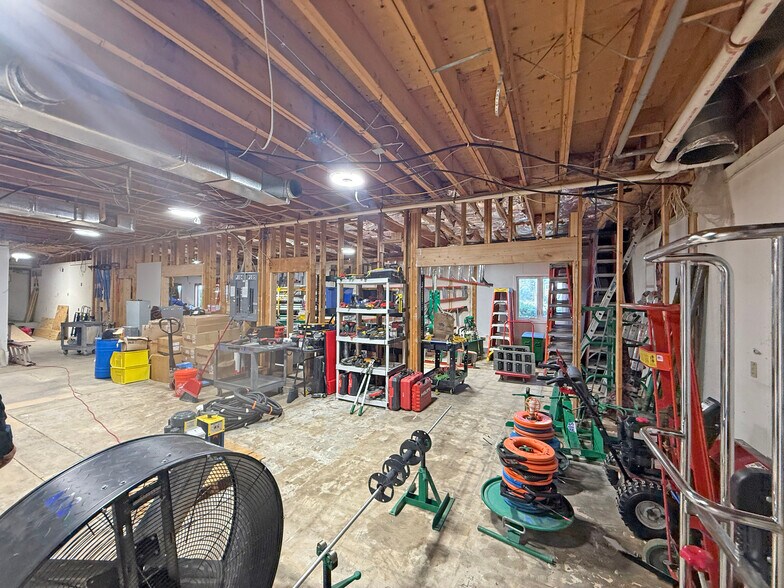More Photos Of 1 Lafayette Rd, Hampton Flex For Sale