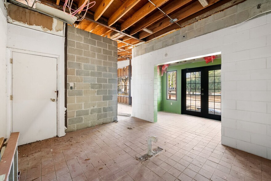 More Photos Of 519 NW 10th Ave, Gainesville General Retail For Sale