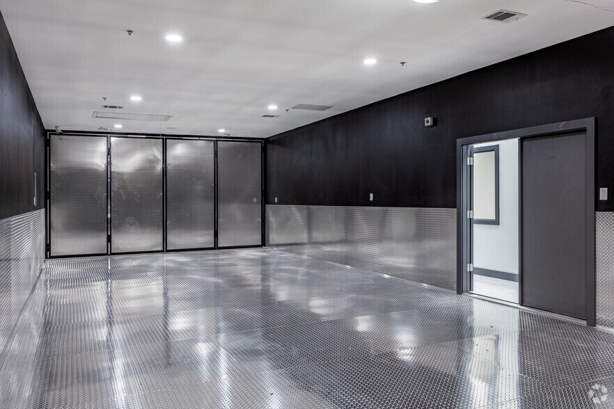 More Photos Of 1303 Dragon St, Dallas Storefront Retail Residential For Sale