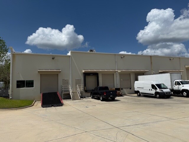 More Photos Of 6557 Hazeltine National Dr, Orlando Distribution For Lease