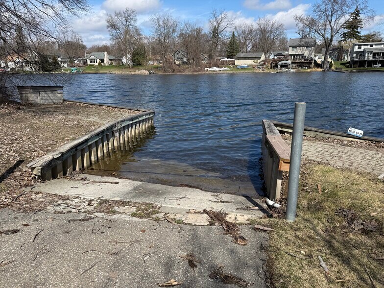 More Photos Of 4030 Dixie Hwy, Waterford Marina For Sale