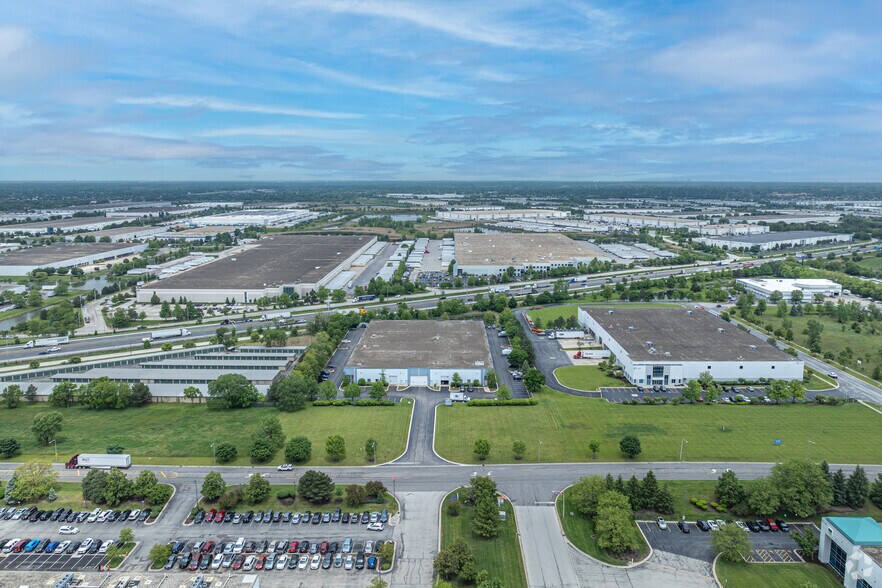 More Photos Of 1000 W Crossroads Pkwy, Bolingbrook Warehouse For Lease