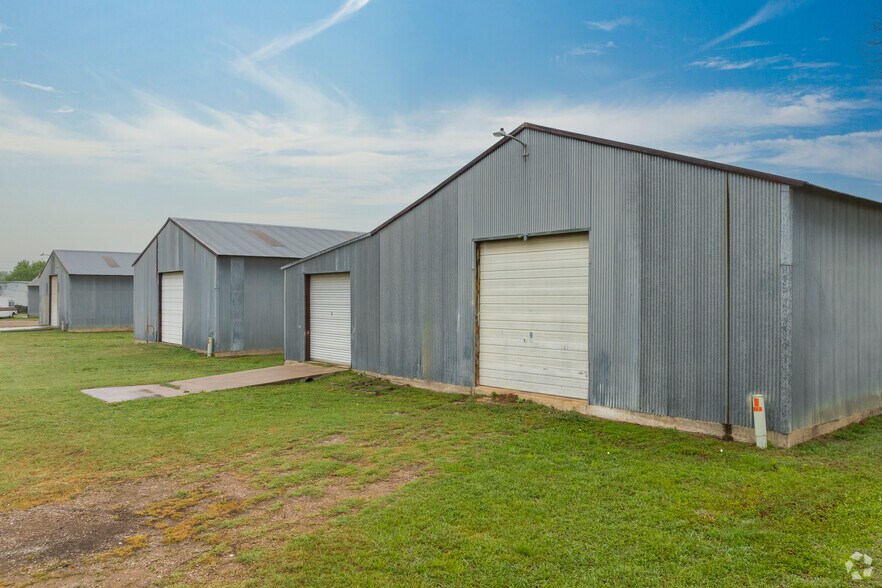 More Photos Of 222 Valley Ln, Kennedale Unknown For Lease