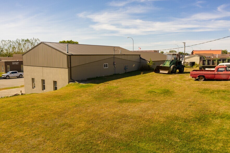 More Photos Of 910 Main Ave, Washburn Light Manufacturing For Sale