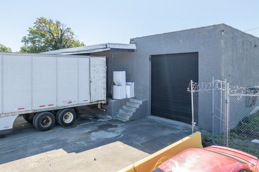 More Photos Of 1057-1059 Empire Avenue Ave, Camden Warehouse For Lease