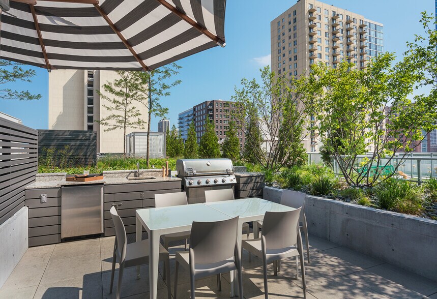 More Photos Of 1140 N Wells St, Chicago Apartments For Lease