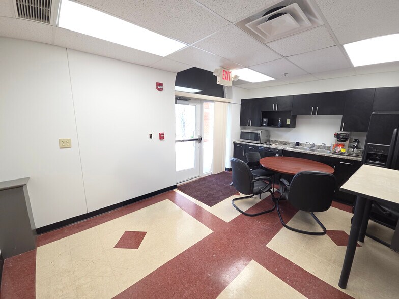 More Photos Of 9482 Wedgewood Blvd, Powell Office For Lease