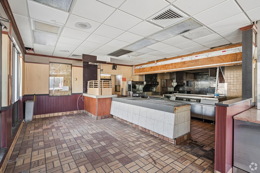 More Photos Of 2920 NE Adams St, Peoria Freestanding For Sale