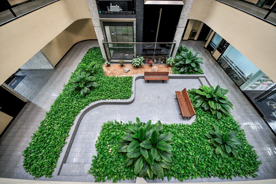 More Photos Of 6100 Corporate Dr, Houston Office For Sale