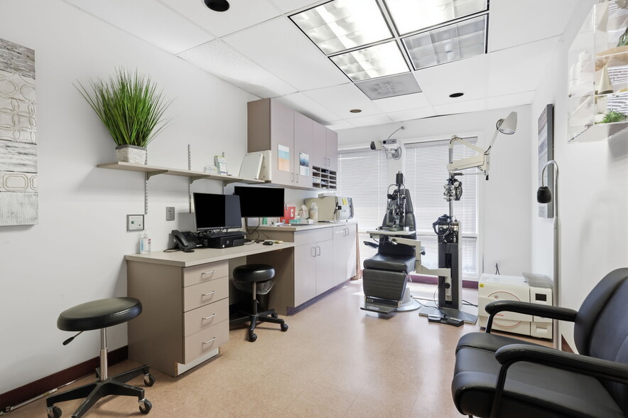 More Photos Of 1568 Woodbourne Rd, Levittown Office For Lease