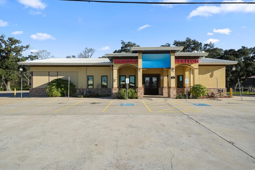 More Photos Of 918 W Plantation Dr, Clute Restaurant For Sale