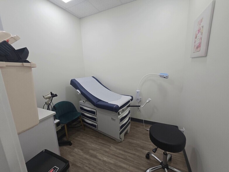 More Photos Of 9530 Queens Blvd, Rego Park Storefront For Sale