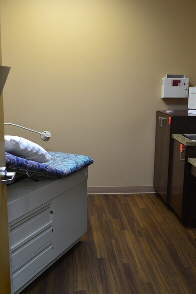 More Photos Of 16301 Fishhawk Blvd, Lithia Medical For Lease