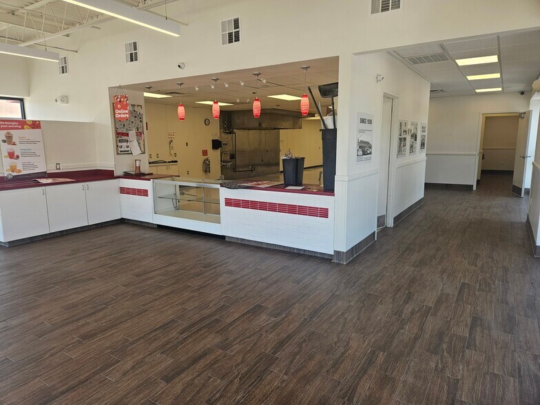 More Photos Of 1805 W Main St, Norman Storefront For Sale