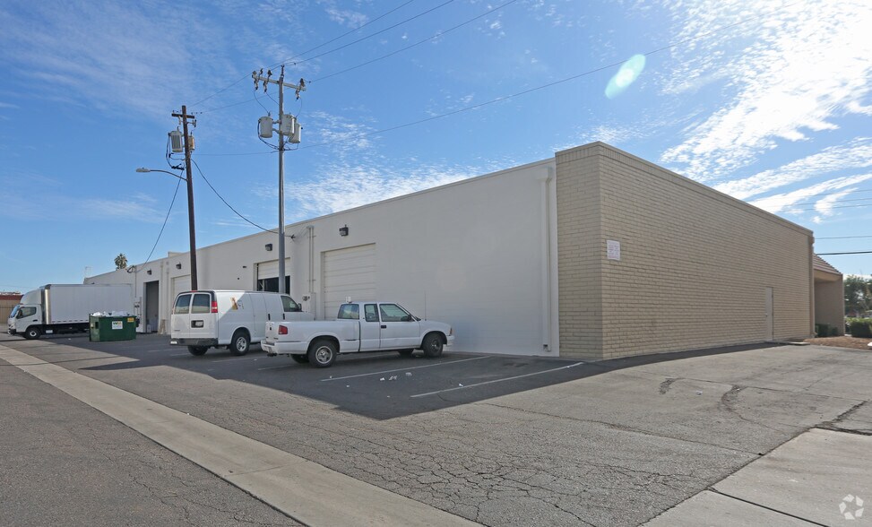 More Photos Of 2962-2972 W Thomas Rd, Phoenix Showroom For Lease