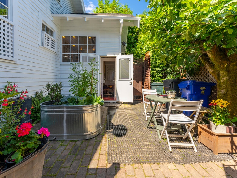 More Photos Of 1405 SE Tacoma St, Portland Storefront For Sale