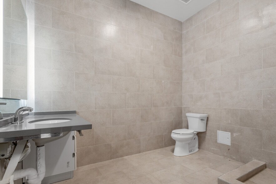 More Photos Of 3751-3761 S Hill St, Los Angeles Warehouse For Lease