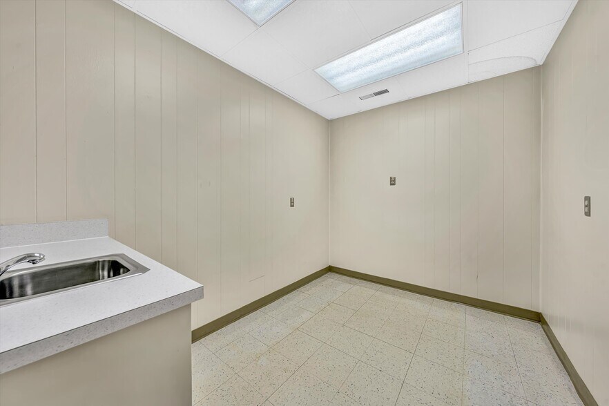 More Photos Of 1930 Braeburn Dr, Salem Medical For Sale