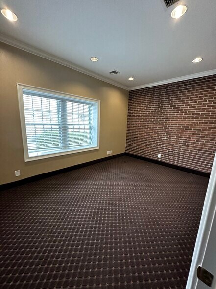 More Photos Of 25 Nassau Ln, Island Park Office For Lease