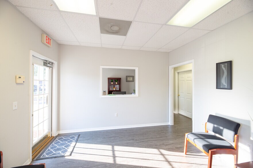 More Photos Of 8909 Regents Park Dr, Tampa Office Residential For Lease