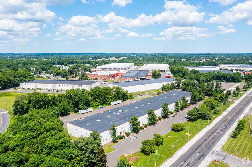 More Photos Of 10 Runway Rd, Levittown Warehouse For Lease